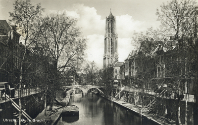 1757 Gezicht op de Oudegracht Tolsteegzijde te Utrecht met op de achtergrond de Hamburgerbrug en rechts daarvan de Domtoren.